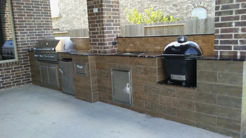 This Houston outdoor kitchen by Outdoor Homescapes of Houston features a clean, Mid-Century Modern design. More at www.outdoorhomescapes.com/blog