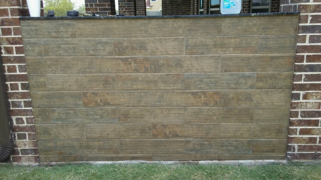 This Houston outdoor kitchen features an outside wall with the same "Country Sunset" porcelain tiles as the facing on the cabinets on the other side. More at www.outdoorhomescapes.com/blog